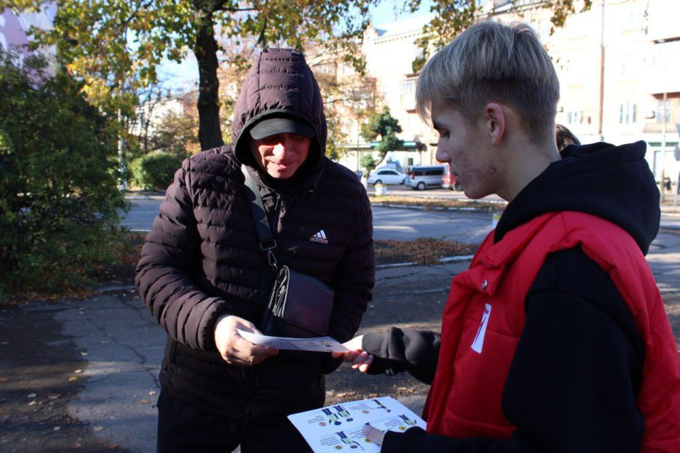 Иван Приходько: Сегодня ребята из Движения Первых приняли участие в акции по распространению агитационных листовок по безопасности дорожного движения среди водителей прифронтовой Горловки Иван Приходько: Сегодня ребята из Движения Первых приняли участие в акции по распространению агитационных листовок по безопасности дорожного движения среди водителей прифронтовой Горловки