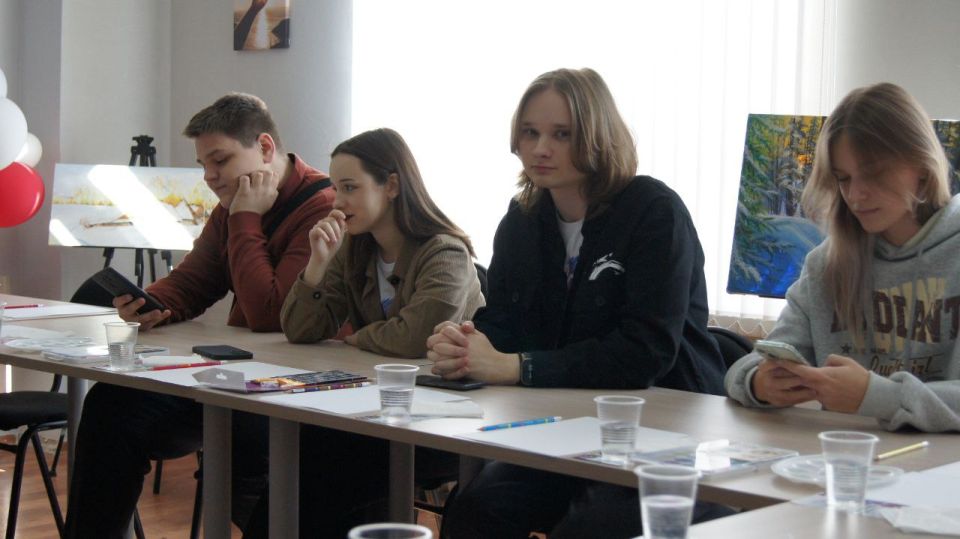 В Горловке прошел мастер-класс по живописи «Золотая осень» В Горловке прошел мастер-класс по живописи «Золотая осень»