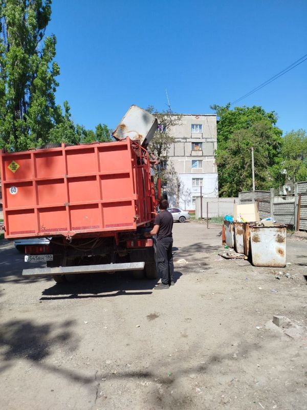 Горловским филиалом ГУП ДНР «ДОНСНАБКОМПЛЕКТ» ежедневно производится работа по вывозу твердых коммунальных отходов согласно утвержденному графику с территории города на полигон