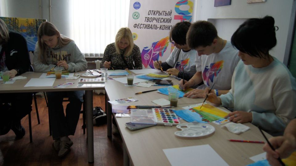 В Горловке прошел мастер-класс по живописи «Золотая осень» В Горловке прошел мастер-класс по живописи «Золотая осень»