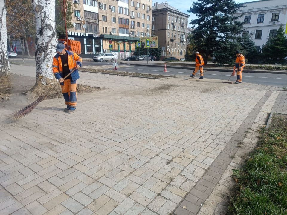 Сергей Скиданов: В рамках проведения общегородского субботника МУП АГОД ДНР ДРСУ завершило демонтаж и подготовительные работы по модернизации детской игровой площадки на бульваре Пушкина