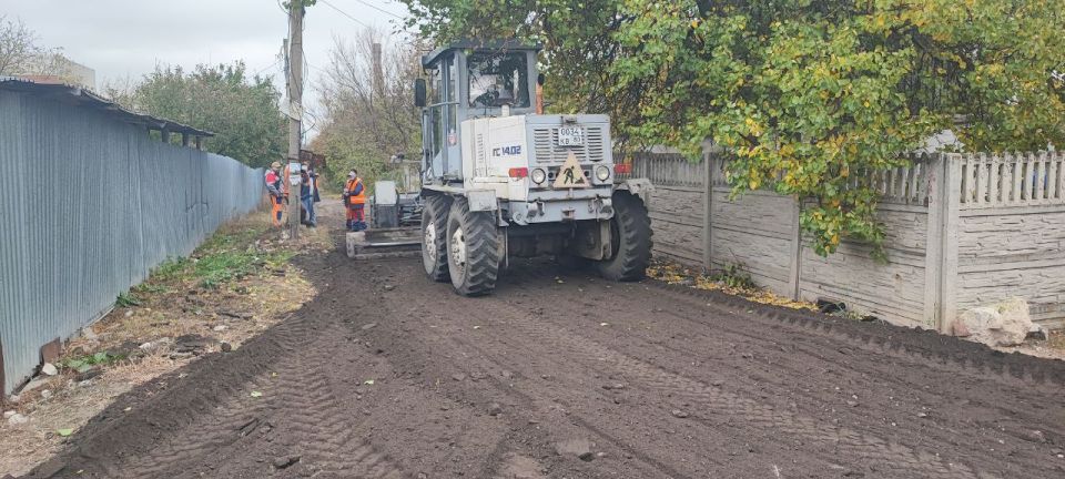 Сергей Скиданов: Сегодня была выполнена плановая отсыпка твёрдыми материалами участка улицы Радужной в микрорайоне " Гладковка" Сергей Скиданов: Сегодня была выполнена плановая отсыпка твёрдыми материалами участка улицы Радужной в микрорайоне " Гладковка"