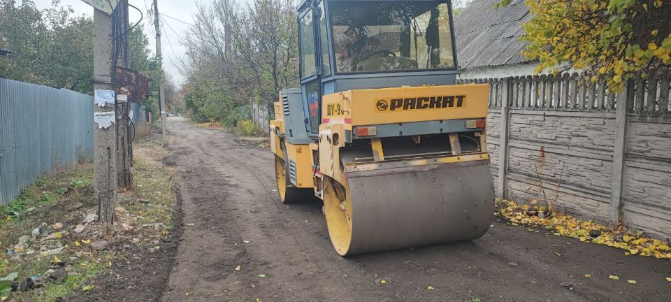 Сергей Скиданов: Сегодня была выполнена плановая отсыпка твёрдыми материалами участка улицы Радужной в микрорайоне " Гладковка"
