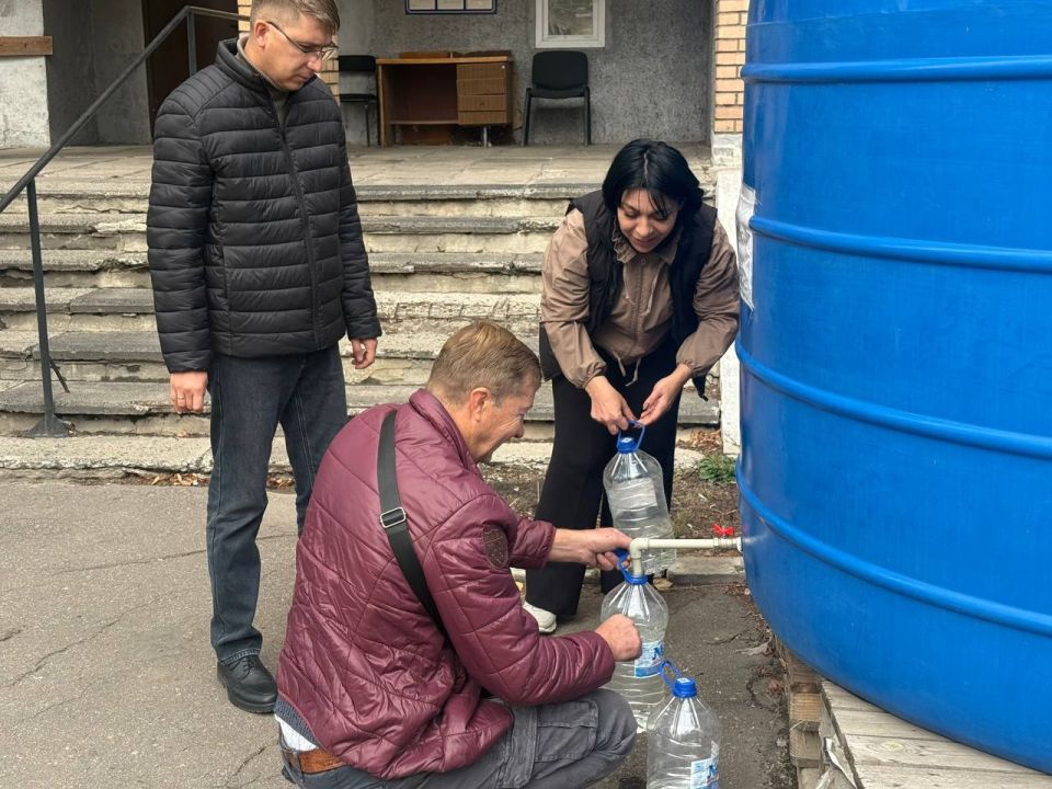 Роман Конев: 20 октября 2025 года депутаты Горловского городского совета от фракции «Единая Россия» – Андрей Костюк и Инает Розводова – посетили места подвоза воды Роман Конев: 20 октября 2025 года депутаты Горловского городского совета от фракции «Единая Россия» – Андрей Костюк и Инает Розводова – посетили места подвоза воды