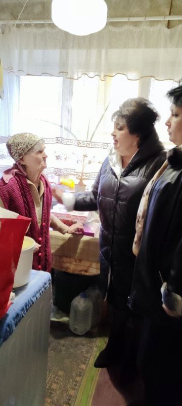 Роман Конев: 21 октября 2025 года депутат Горловского городского совета первого созыва Нелля-Николаевна Якуненко посетила пожилую и одинокую жительницу нашего города Петрову Веру Васильевну, доставив ей питьевую воду и... Роман Конев: 21 октября 2025 года депутат Горловского городского совета первого созыва Нелля-Николаевна Якуненко посетила пожилую и одинокую жительницу нашего города Петрову Веру Васильевну, доставив ей питьевую воду и...