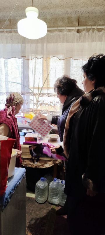 Роман Конев: 21 октября 2025 года депутат Горловского городского совета первого созыва Нелля-Николаевна Якуненко посетила пожилую и одинокую жительницу нашего города Петрову Веру Васильевну, доставив ей питьевую воду и...