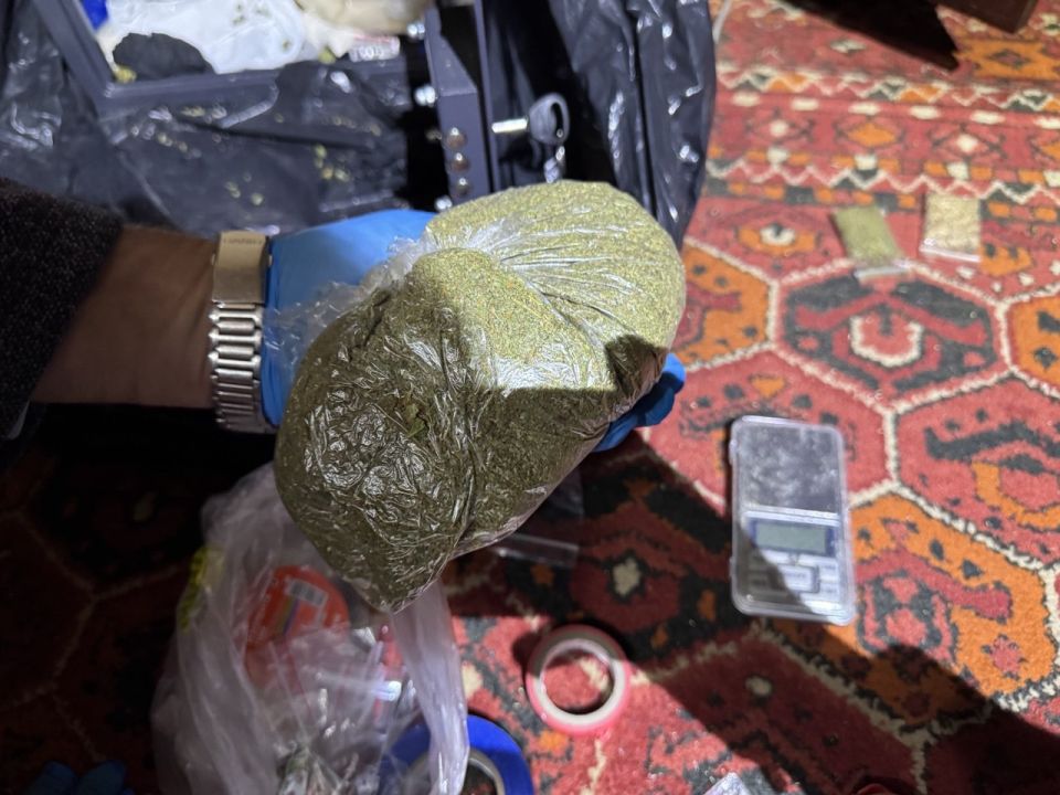 Сотрудники полиции задержали двух наркосбытчиков в Горловке Сотрудники полиции задержали двух наркосбытчиков в Горловке