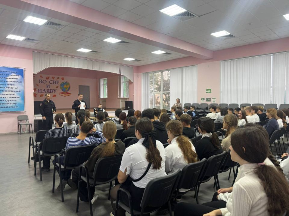 Сотрудники полиции рассказали о своей профессии для юным мариупольцам Сотрудники полиции рассказали о своей профессии для юным мариупольцам