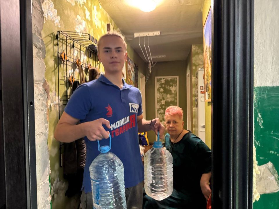 Активисты разнесли питьевую воду жителям Горловки