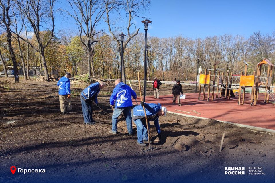 Наперекор обстрелам ВФУ: единороссы провели субботник в Горловке Наперекор обстрелам ВФУ: единороссы провели субботник в Горловке