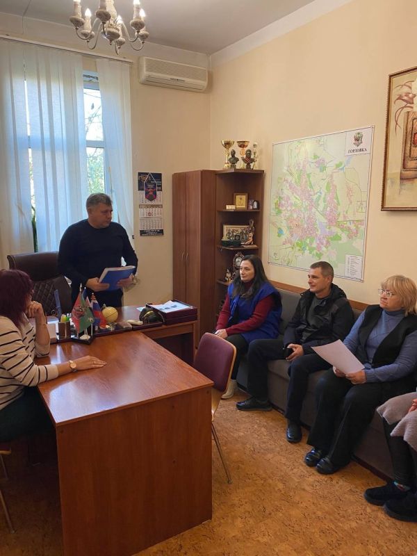 ВСТРЕЧИ С НАСЕЛЕНИЕМ. 22 октября 2025 года депутаты Горловского городского совета от фракции «Единая Россия» – Роман Конев, София Потапова и Сергей Третьяков в рамках исполнения поручения Главы Донецкой Народной Республики... ВСТРЕЧИ С НАСЕЛЕНИЕМ. 22 октября 2025 года депутаты Горловского городского совета от фракции «Единая Россия» – Роман Конев, София Потапова и Сергей Третьяков в рамках исполнения поручения Главы Донецкой Народной Республики...