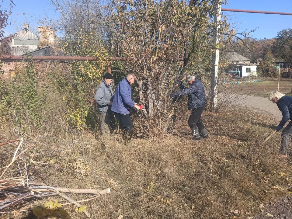 Иван Приходько: В Центрально-Городском районе Горловки состоялся субботник ТОС «Луч мира» Иван Приходько: В Центрально-Городском районе Горловки состоялся субботник ТОС «Луч мира»