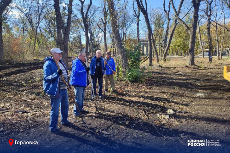 Наперекор обстрелам ВФУ: единороссы провели субботник в Горловке Наперекор обстрелам ВФУ: единороссы провели субботник в Горловке