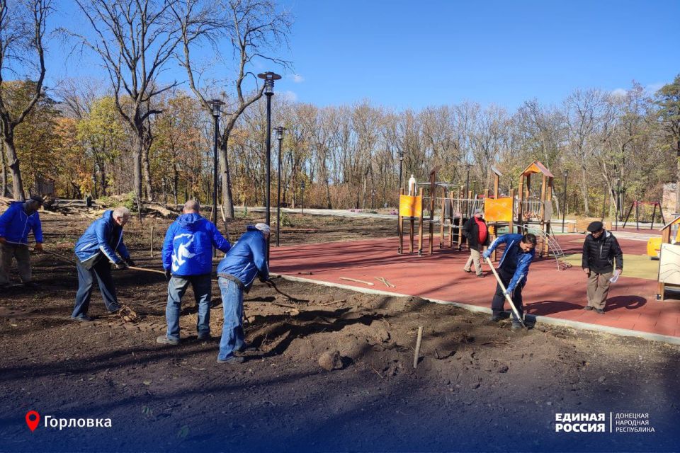 Наперекор обстрелам ВФУ: единороссы провели субботник в Горловке