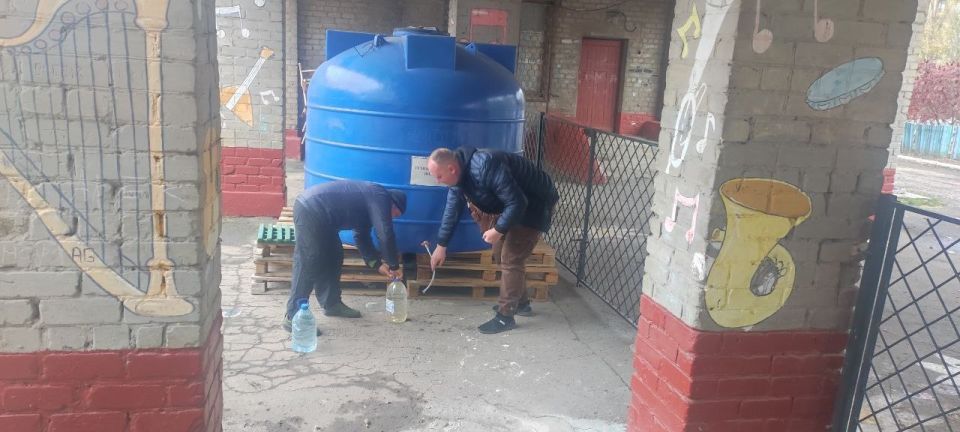 Роман Конев: 22 октября 2025 года депутаты Горловского городского совета от фракции «Единая Россия» — Николай Гальченко и Александр Бобровский — посетили места подвоза воды Роман Конев: 22 октября 2025 года депутаты Горловского городского совета от фракции «Единая Россия» — Николай Гальченко и Александр Бобровский — посетили места подвоза воды