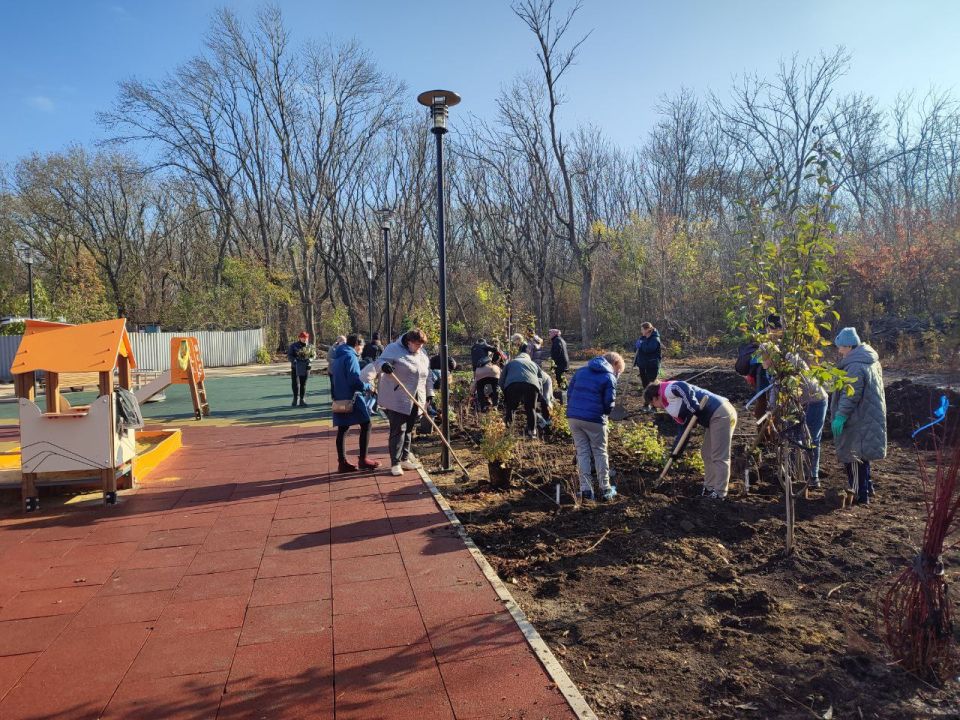 Иван Приходько: Заместитель руководителя аппарата общероссийской общественной организации «Парки России» Дарья Казьмина доставила в Горловку около 900 единиц саженцев, которые в течение недели были высажены в парке культуры... Иван Приходько: Заместитель руководителя аппарата общероссийской общественной организации «Парки России» Дарья Казьмина доставила в Горловку около 900 единиц саженцев, которые в течение недели были высажены в парке культуры...