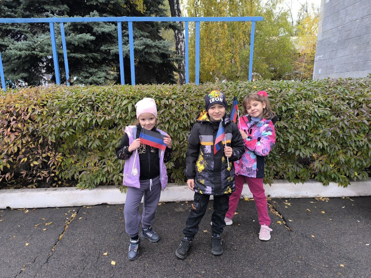 Иван Приходько: В Никитовском внутригородском районе города Горловка прошла патриотическая акция по раздаче флажков Донецкой Народной Республики Иван Приходько: В Никитовском внутригородском районе города Горловка прошла патриотическая акция по раздаче флажков Донецкой Народной Республики