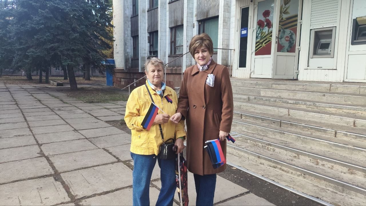 Иван Приходько: В Калининском внутригородском районе города Горловка прошла акция по раздаче праздничной атрибутики Иван Приходько: В Калининском внутригородском районе города Горловка прошла акция по раздаче праздничной атрибутики