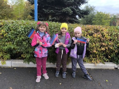 Иван Приходько: В Никитовском внутригородском районе города Горловка прошла патриотическая акция по раздаче флажков Донецкой Народной Республики