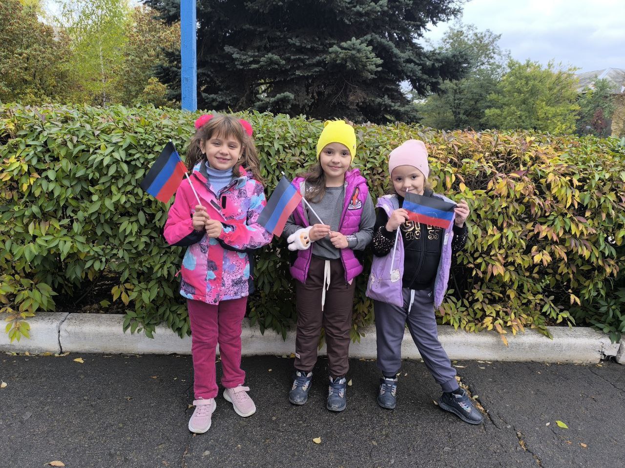 Иван Приходько: В Никитовском внутригородском районе города Горловка прошла патриотическая акция по раздаче флажков Донецкой Народной Республики