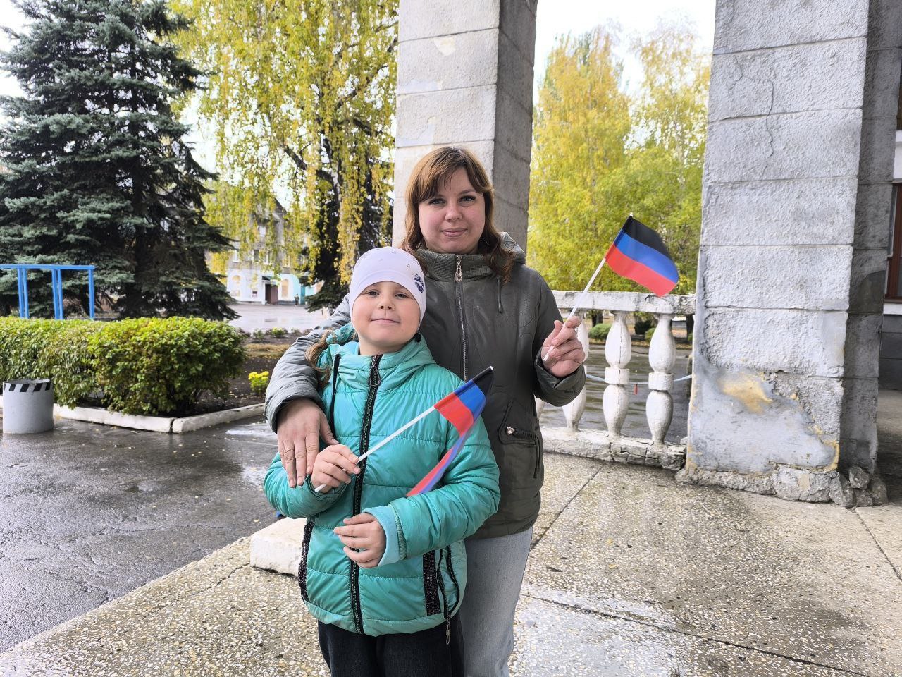 Иван Приходько: В Никитовском внутригородском районе города Горловка прошла патриотическая акция по раздаче флажков Донецкой Народной Республики Иван Приходько: В Никитовском внутригородском районе города Горловка прошла патриотическая акция по раздаче флажков Донецкой Народной Республики