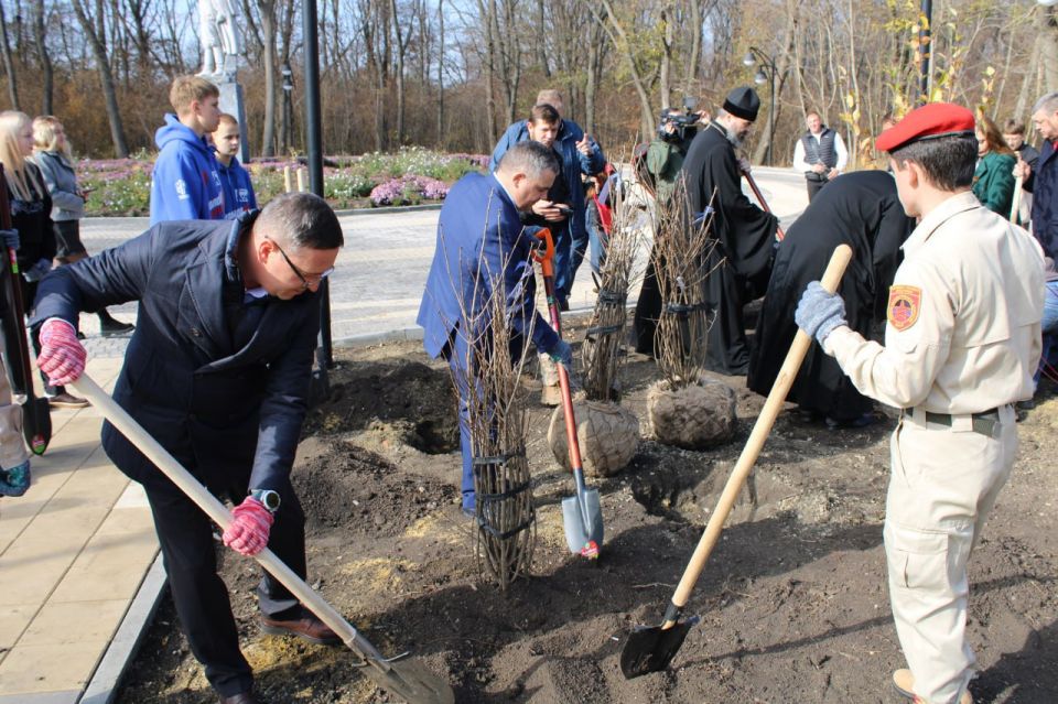 Иван Приходько: Сегодня, 24 октября, совместно с Митрополитом Горловским и Славянским Митрофаном, председателем Горловского городского совета Донецкой Народной Республики первого созыва Романом Геннадьевичем Коневым... Иван Приходько: Сегодня, 24 октября, совместно с Митрополитом Горловским и Славянским Митрофаном, председателем Горловского городского совета Донецкой Народной Республики первого созыва Романом Геннадьевичем Коневым...