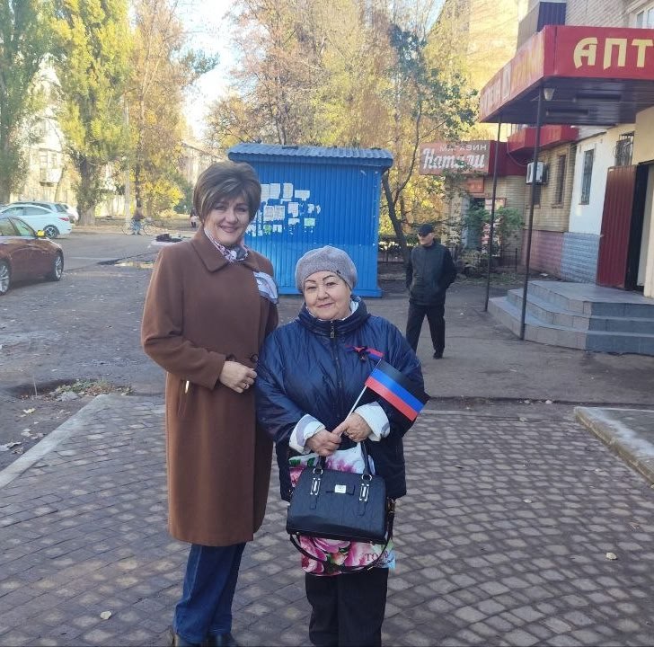 Иван Приходько: В Калининском внутригородском районе города Горловка прошла акция по раздаче праздничной атрибутики Иван Приходько: В Калининском внутригородском районе города Горловка прошла акция по раздаче праздничной атрибутики