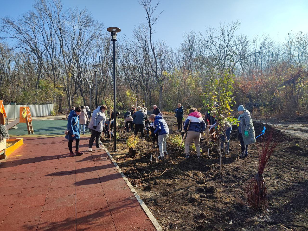 Иван Приходько: Заместитель руководителя аппарата общероссийской общественной организации «Парки России» Дарья Казьмина доставила в Горловку около 900 единиц саженцев, которые в течение недели были высажены в парке культуры... Иван Приходько: Заместитель руководителя аппарата общероссийской общественной организации «Парки России» Дарья Казьмина доставила в Горловку около 900 единиц саженцев, которые в течение недели были высажены в парке культуры...