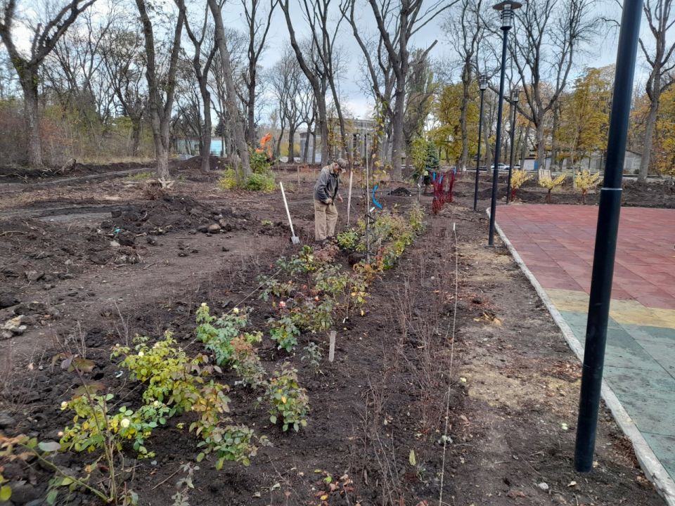 Иван Приходько: Заместитель руководителя аппарата общероссийской общественной организации «Парки России» Дарья Казьмина доставила в Горловку около 900 единиц саженцев, которые в течение недели были высажены в парке культуры... Иван Приходько: Заместитель руководителя аппарата общероссийской общественной организации «Парки России» Дарья Казьмина доставила в Горловку около 900 единиц саженцев, которые в течение недели были высажены в парке культуры...