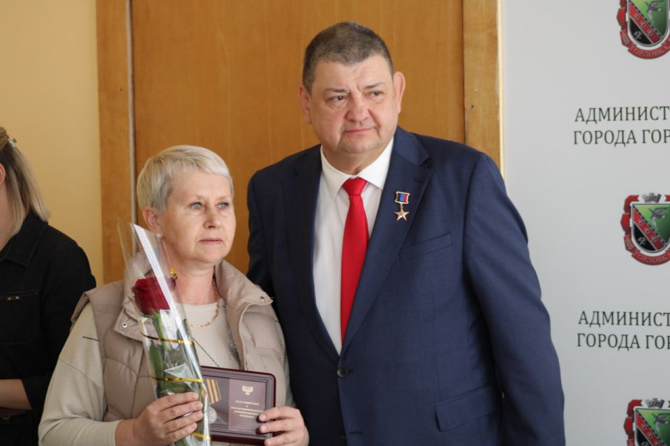 Иван Приходько: Сегодня состоялось знаковое мероприятие – вручение наград жителям Города воинской славы и трудовой доблести Горловки, которые своим ежедневным трудом доказывают, что город наш живет и укрепляют веру в его... Иван Приходько: Сегодня состоялось знаковое мероприятие – вручение наград жителям Города воинской славы и трудовой доблести Горловки, которые своим ежедневным трудом доказывают, что город наш живет и укрепляют веру в его...