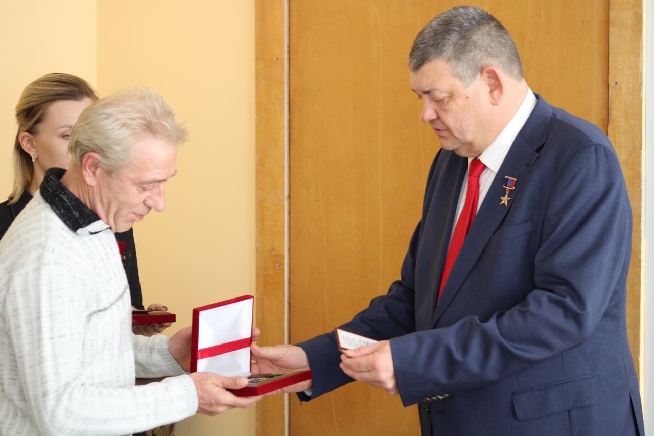 Иван Приходько: Сегодня состоялось знаковое мероприятие – вручение наград жителям Города воинской славы и трудовой доблести Горловки, которые своим ежедневным трудом доказывают, что город наш живет и укрепляют веру в его... Иван Приходько: Сегодня состоялось знаковое мероприятие – вручение наград жителям Города воинской славы и трудовой доблести Горловки, которые своим ежедневным трудом доказывают, что город наш живет и укрепляют веру в его...