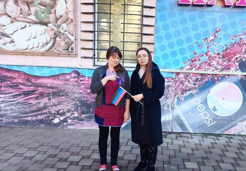 Иван Приходько: В Калининском внутригородском районе города Горловка прошла акция по раздаче праздничной атрибутики Иван Приходько: В Калининском внутригородском районе города Горловка прошла акция по раздаче праздничной атрибутики