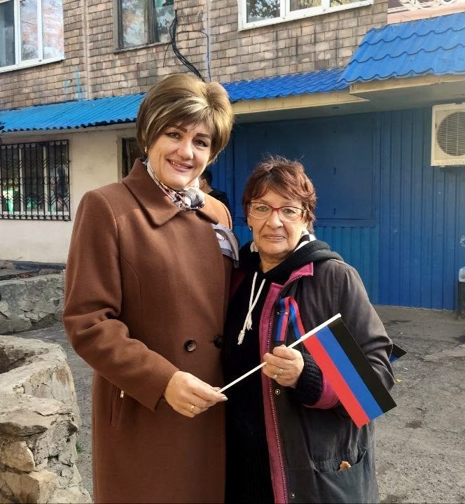 Иван Приходько: В Калининском внутригородском районе города Горловка прошла акция по раздаче праздничной атрибутики Иван Приходько: В Калининском внутригородском районе города Горловка прошла акция по раздаче праздничной атрибутики