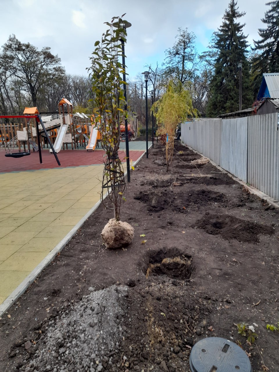 Иван Приходько: Заместитель руководителя аппарата общероссийской общественной организации «Парки России» Дарья Казьмина доставила в Горловку около 900 единиц саженцев, которые в течение недели были высажены в парке культуры... Иван Приходько: Заместитель руководителя аппарата общероссийской общественной организации «Парки России» Дарья Казьмина доставила в Горловку около 900 единиц саженцев, которые в течение недели были высажены в парке культуры...