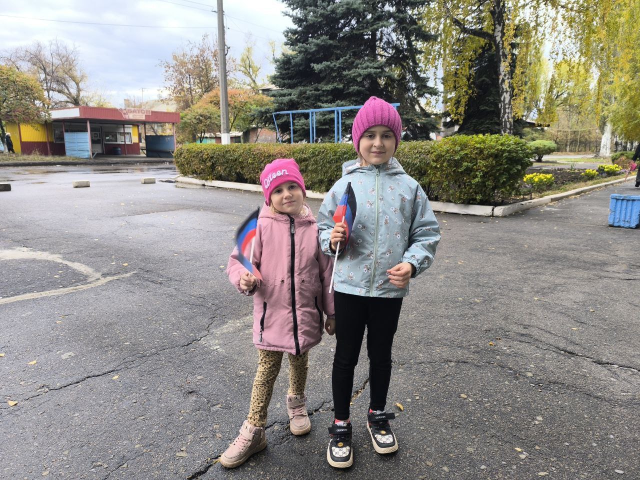 Иван Приходько: В Никитовском внутригородском районе города Горловка прошла патриотическая акция по раздаче флажков Донецкой Народной Республики Иван Приходько: В Никитовском внутригородском районе города Горловка прошла патриотическая акция по раздаче флажков Донецкой Народной Республики