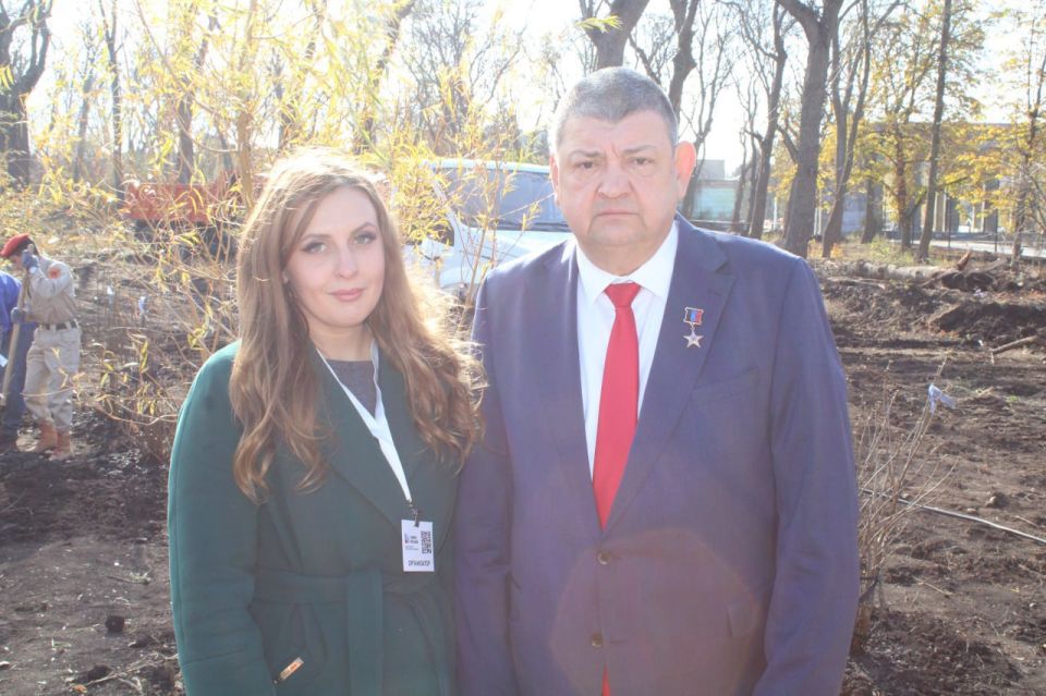 Иван Приходько: Заместитель руководителя аппарата общероссийской общественной организации «Парки России» Дарья Казьмина доставила в Горловку около 900 единиц саженцев, которые в течение недели были высажены в парке культуры...