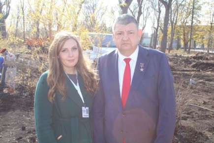 Иван Приходько: Заместитель руководителя аппарата общероссийской общественной организации «Парки России» Дарья Казьмина доставила в Горловку около 900 единиц саженцев, которые в течение недели были высажены в парке культуры...