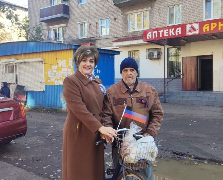 Иван Приходько: В Калининском внутригородском районе города Горловка прошла акция по раздаче праздничной атрибутики Иван Приходько: В Калининском внутригородском районе города Горловка прошла акция по раздаче праздничной атрибутики