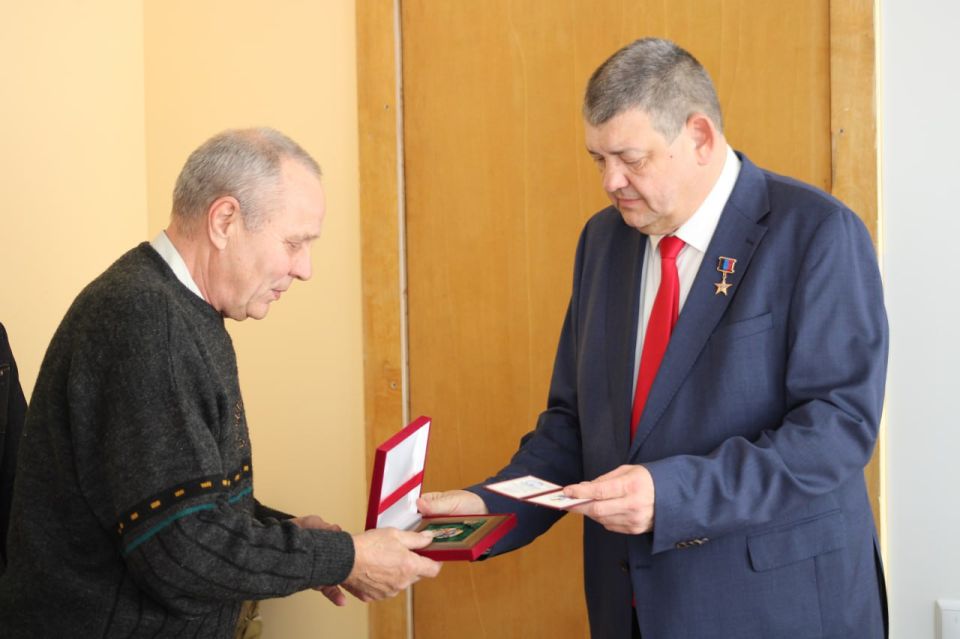 Иван Приходько: Сегодня состоялось знаковое мероприятие – вручение наград жителям Города воинской славы и трудовой доблести Горловки, которые своим ежедневным трудом доказывают, что город наш живет и укрепляют веру в его... Иван Приходько: Сегодня состоялось знаковое мероприятие – вручение наград жителям Города воинской славы и трудовой доблести Горловки, которые своим ежедневным трудом доказывают, что город наш живет и укрепляют веру в его...