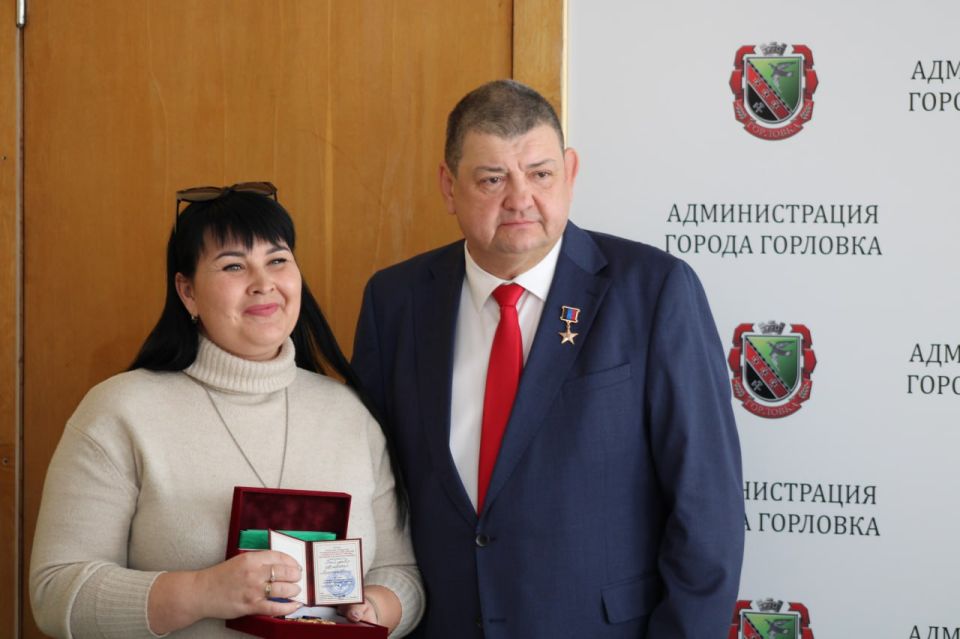 Иван Приходько: Сегодня состоялось знаковое мероприятие – вручение наград жителям Города воинской славы и трудовой доблести Горловки, которые своим ежедневным трудом доказывают, что город наш живет и укрепляют веру в его... Иван Приходько: Сегодня состоялось знаковое мероприятие – вручение наград жителям Города воинской славы и трудовой доблести Горловки, которые своим ежедневным трудом доказывают, что город наш живет и укрепляют веру в его...