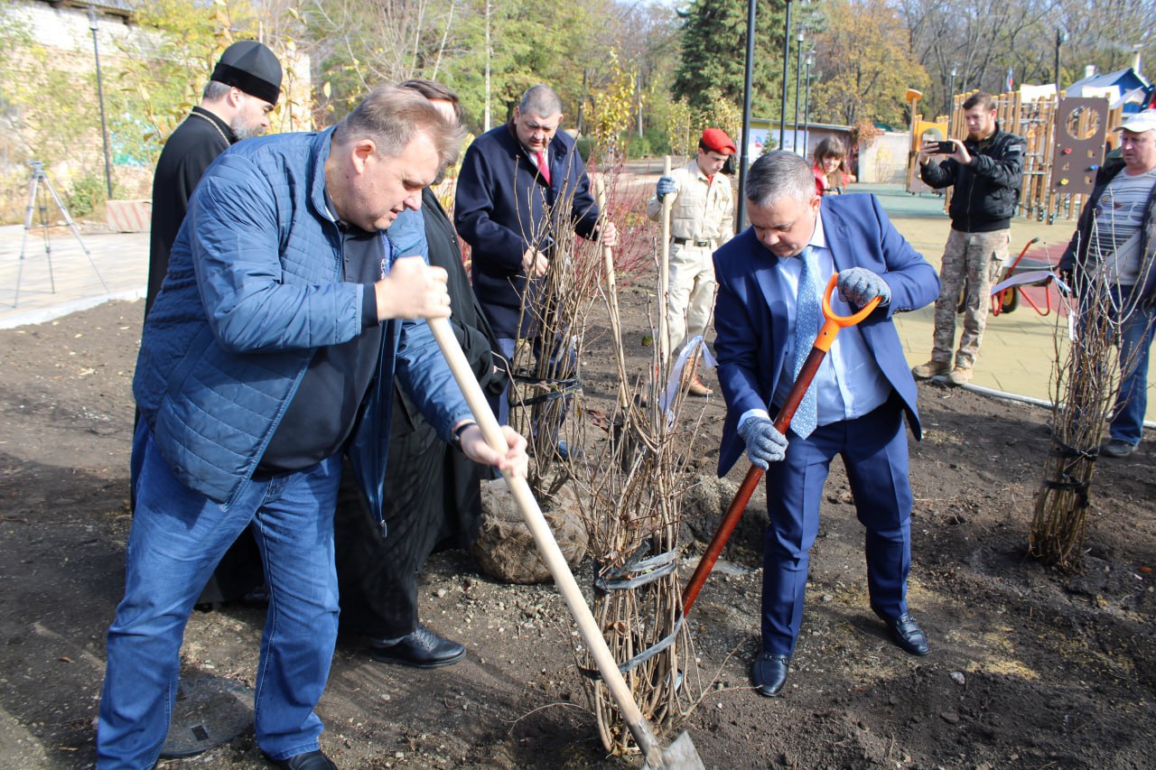 Иван Приходько: Сегодня, 24 октября, совместно с Митрополитом Горловским и Славянским Митрофаном, председателем Горловского городского совета Донецкой Народной Республики первого созыва Романом Геннадьевичем Коневым... Иван Приходько: Сегодня, 24 октября, совместно с Митрополитом Горловским и Славянским Митрофаном, председателем Горловского городского совета Донецкой Народной Республики первого созыва Романом Геннадьевичем Коневым...