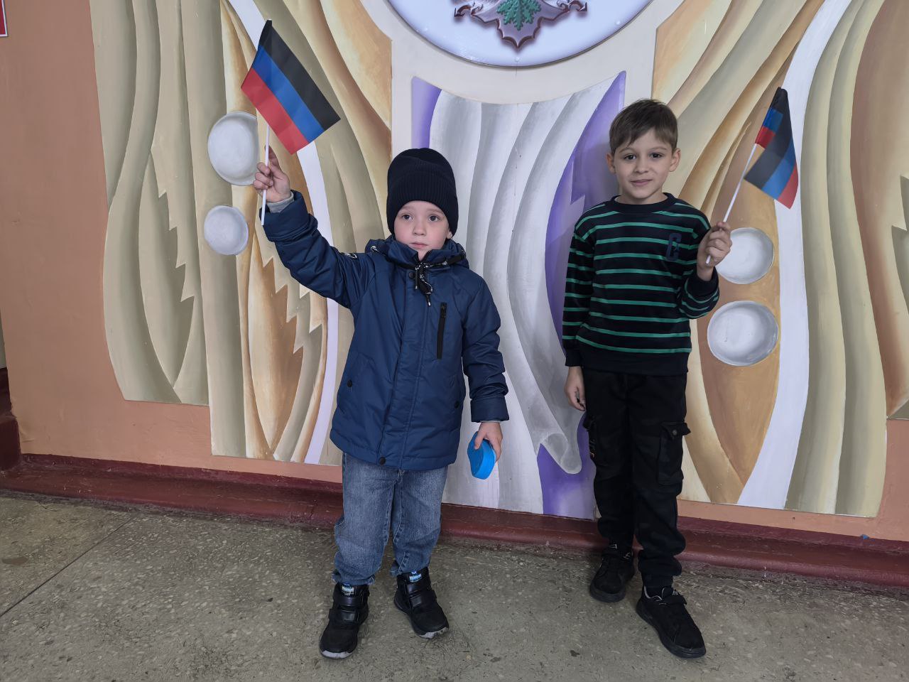 Иван Приходько: В Никитовском внутригородском районе города Горловка прошла патриотическая акция по раздаче флажков Донецкой Народной Республики Иван Приходько: В Никитовском внутригородском районе города Горловка прошла патриотическая акция по раздаче флажков Донецкой Народной Республики