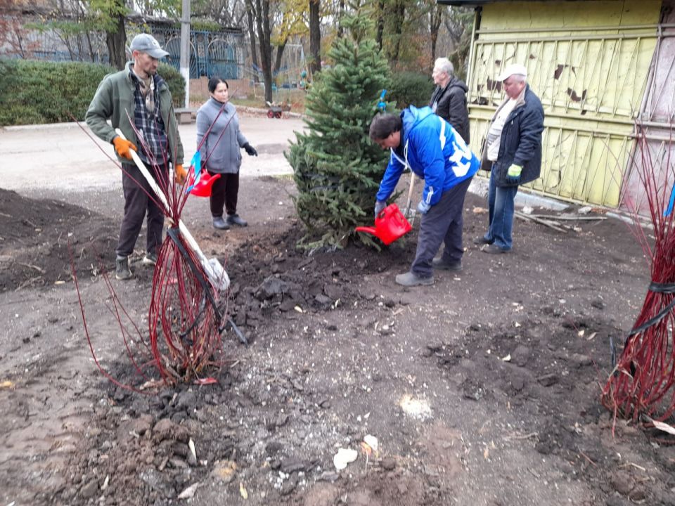 Иван Приходько: Заместитель руководителя аппарата общероссийской общественной организации «Парки России» Дарья Казьмина доставила в Горловку около 900 единиц саженцев, которые в течение недели были высажены в парке культуры... Иван Приходько: Заместитель руководителя аппарата общероссийской общественной организации «Парки России» Дарья Казьмина доставила в Горловку около 900 единиц саженцев, которые в течение недели были высажены в парке культуры...
