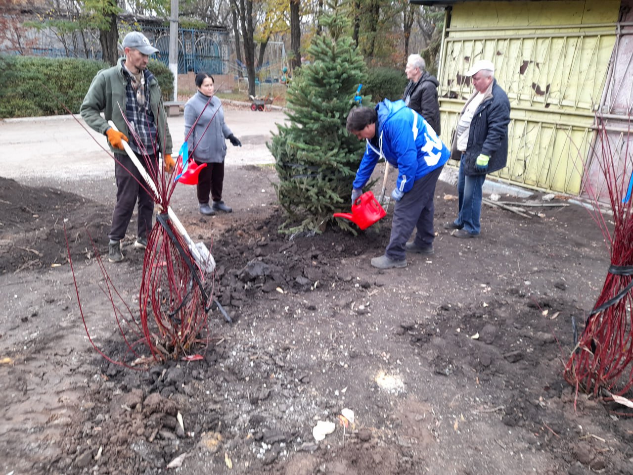 Иван Приходько: Заместитель руководителя аппарата общероссийской общественной организации «Парки России» Дарья Казьмина доставила в Горловку около 900 единиц саженцев, которые в течение недели были высажены в парке культуры... Иван Приходько: Заместитель руководителя аппарата общероссийской общественной организации «Парки России» Дарья Казьмина доставила в Горловку около 900 единиц саженцев, которые в течение недели были высажены в парке культуры...
