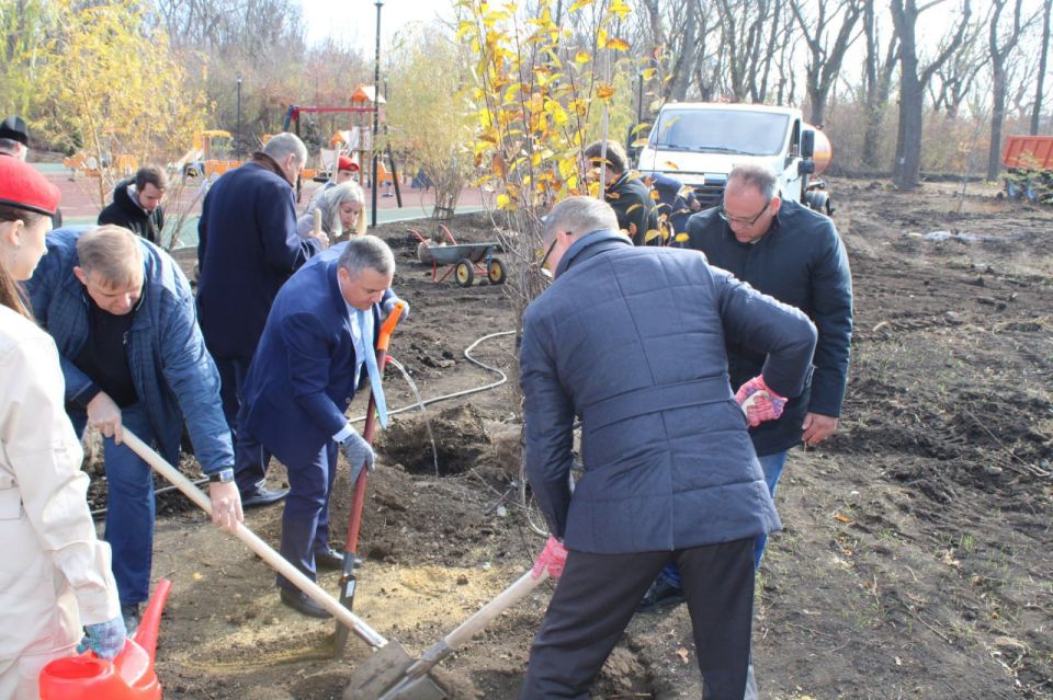 Иван Приходько: Сегодня, 24 октября, совместно с Митрополитом Горловским и Славянским Митрофаном, председателем Горловского городского совета Донецкой Народной Республики первого созыва Романом Геннадьевичем Коневым... Иван Приходько: Сегодня, 24 октября, совместно с Митрополитом Горловским и Славянским Митрофаном, председателем Горловского городского совета Донецкой Народной Республики первого созыва Романом Геннадьевичем Коневым...