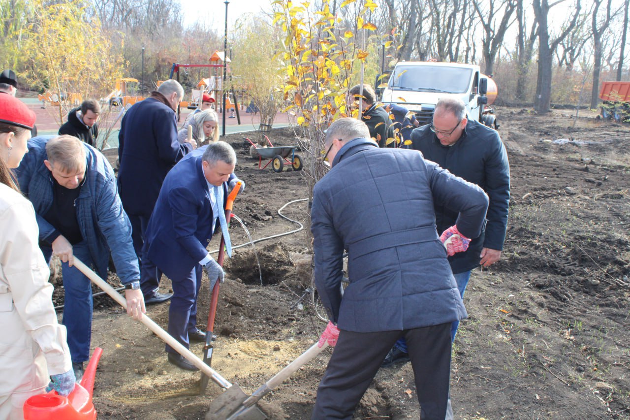 Иван Приходько: Сегодня, 24 октября, совместно с Митрополитом Горловским и Славянским Митрофаном, председателем Горловского городского совета Донецкой Народной Республики первого созыва Романом Геннадьевичем Коневым... Иван Приходько: Сегодня, 24 октября, совместно с Митрополитом Горловским и Славянским Митрофаном, председателем Горловского городского совета Донецкой Народной Республики первого созыва Романом Геннадьевичем Коневым...