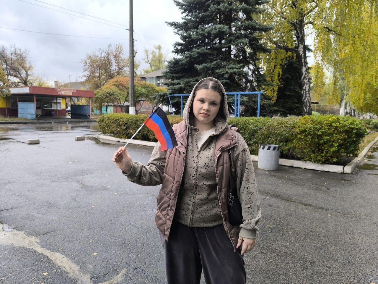 Иван Приходько: В Никитовском внутригородском районе города Горловка прошла патриотическая акция по раздаче флажков Донецкой Народной Республики Иван Приходько: В Никитовском внутригородском районе города Горловка прошла патриотическая акция по раздаче флажков Донецкой Народной Республики