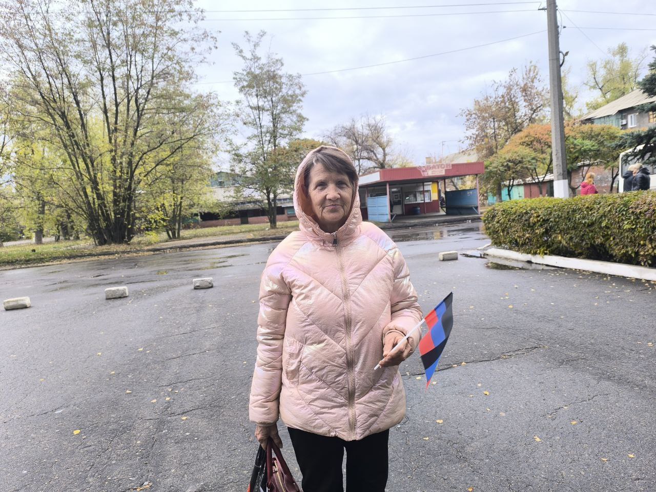 Иван Приходько: В Никитовском внутригородском районе города Горловка прошла патриотическая акция по раздаче флажков Донецкой Народной Республики Иван Приходько: В Никитовском внутригородском районе города Горловка прошла патриотическая акция по раздаче флажков Донецкой Народной Республики