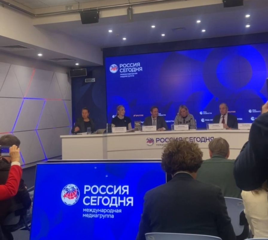 «Я понял, что Россия, Донбасс и мой любимый Донецк — это моя жизнь. Судьба, которую я не могу избежать. Это действительно моя жизнь, это часть моего сердца, моей души. Что я делаю? Я просто не считаю, что это журналистская...