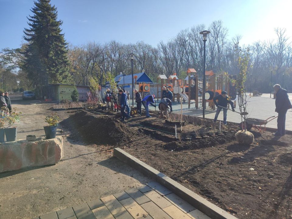 Иван Приходько: Заместитель руководителя аппарата общероссийской общественной организации «Парки России» Дарья Казьмина доставила в Горловку около 900 единиц саженцев, которые в течение недели были высажены в парке культуры... Иван Приходько: Заместитель руководителя аппарата общероссийской общественной организации «Парки России» Дарья Казьмина доставила в Горловку около 900 единиц саженцев, которые в течение недели были высажены в парке культуры...